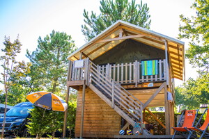 Vue ensemble Tente Lodge Perchée 5 personnes dans les Landes au camping Lou Pignada
