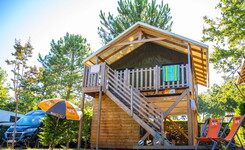 Vue ensemble Tente Lodge Perchée 5 personnes dans les Landes au camping Lou Pignada