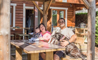 Famille au camping 5 étoiles Lou Pignada dans les Landes 