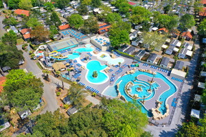 Vue aérienne du parc aquatique d'un camping 5 étoiles avec sa piscine couverte et chaufféeha