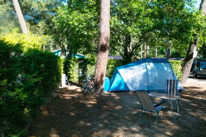 Emplacement avec une tente au camping Lou Pignada dans les Landes