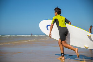 Surfeur sur la plage près du camping 5 étoiles Lou Pignada dans les Landes 