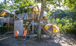 Vue ensemble Tente Lodge Perchée 2 personnes dans les Landes au camping Lou Pignada