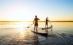 Promenade au coucher de soleil sur le lac de Vieux-Boucau en stand-up paddle